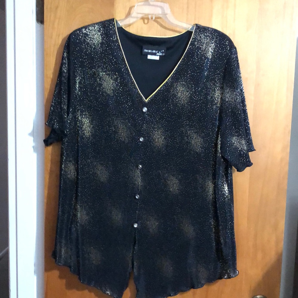 Black blouse with gold accents. 4X